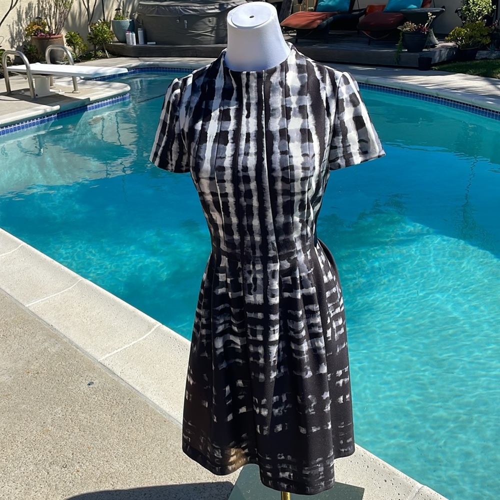 Vince Camuto black|white| gray tea length dress | Size 2